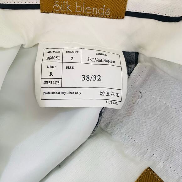 Elegant Men's Gray Suit - Picture 14 of 14